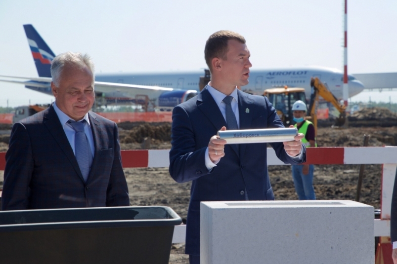 Врио губернатора Хабаровского края Михаил Дегтярев на церемонии закладки памятной капсулы в аэропорту Хабаровск.