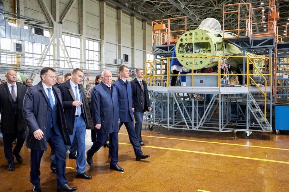 Михаил Дегтярев, Сергей Чемезов и Юрий Слюсарь посетили производство истребителей Су-57
